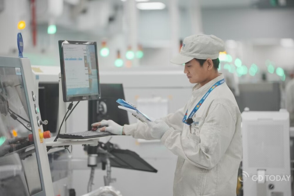 A worker is operating in the workshop of an enterprise in Huizhou. 南方+ 王昌辉 拍摄