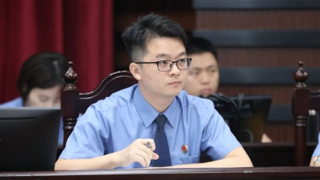 【弘扬劳模精神 致敬检察先锋】邓忠：当疑难杂症的“尖刀兵”