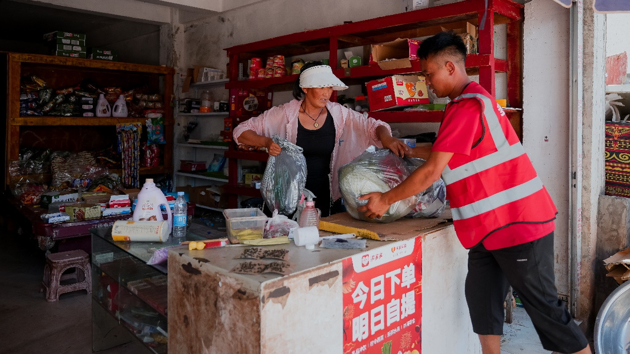 吉克古千将多多买菜的商品送遍了美姑县每一个乡镇。李靖|摄