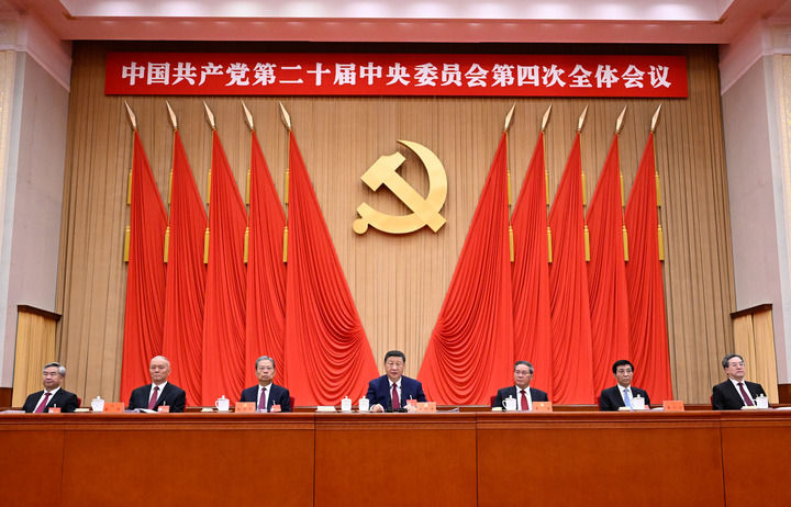 　　中国共产党第二十届中央委员会第四次全体会议，于2025年10月20日至23日在北京举行。这是习近平、李强、赵乐际、王沪宁、蔡奇、丁薛祥、李希等在主席台上。新华社记者 申宏 摄