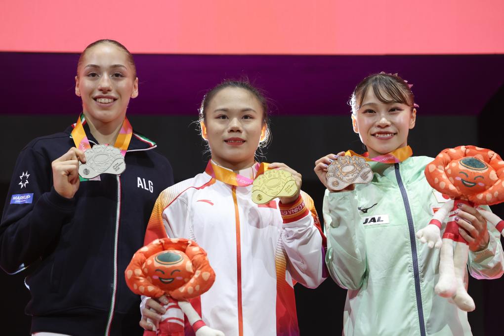 10月25日,冠军中国选手张清颖(中)、亚军阿尔及利亚选手奈穆尔(左)和季军日本选手杉原爱子在颁奖仪式上合影。新华社记者 白雪飞 摄