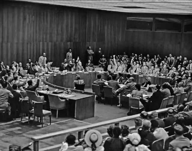 1971年10月25日,联合国2758号决议通过现场历史照片。 1971年10月25日,联合国2758号决议通过现场历史照片。