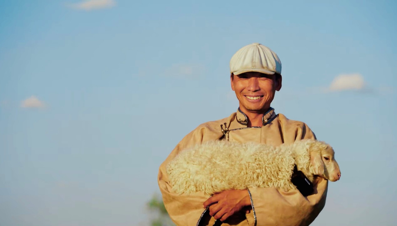 自从在拼多多上买了几个GPS,内蒙古牧民白嘎丽玛和丈夫再不用担心找不到羊了。张楠|摄