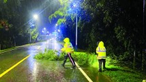 雨夜“荧光绿” 迎“风”护民安 雨夜“荧光绿” 迎“风”护民安