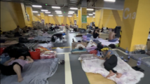 数千务工人员深圳湾体育馆紧急避险 管饭管充电“巴适得很” 数千务工人员深圳湾体育馆紧急避险 管饭管充电“巴适得很”