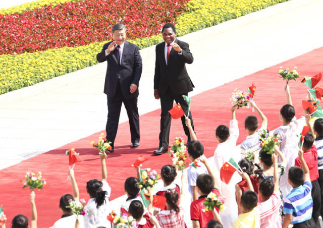 　　9月15日上午，国家主席习近平在北京人民大会堂同来华进行国事访问的赞比亚总统希奇莱马举行会谈。这是会谈前，习近平在人民大会堂东门外广场为希奇莱马举行欢迎仪式。 新华社记者 庞兴雷 摄