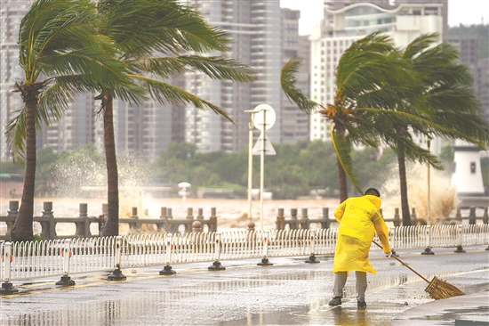台风登陆后，应急人员在珠海情侣路清理路面 羊城晚报记者 梁喻 摄