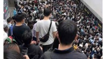网传台风来临前深圳地铁被堵得水泄不通?图片系旧照 网传台风来临前深圳地铁被堵得水泄不通?图片系旧照