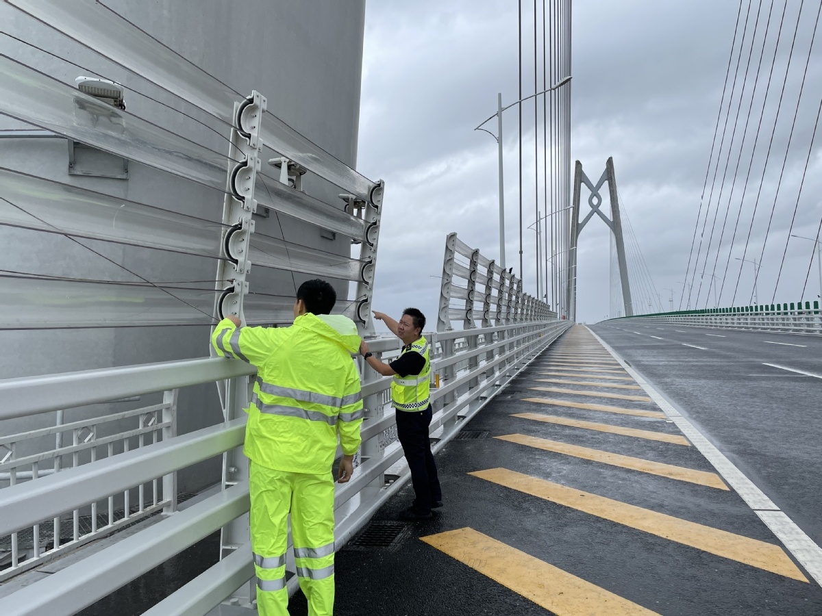 2日上午10点30分，港珠澳大桥管理局路政人员深入大桥现场巡查。（大桥局供图）