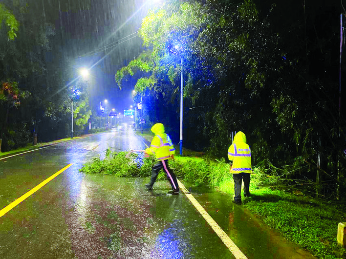 台风远离后，惠东交警连夜冒雨上路巡逻并清理交通安全隐患。