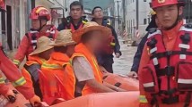 强降雨导致部分村庄内涝,“橙”色消防逆水前行转移被困群众 强降雨导致部分村庄内涝,“橙”色消防逆水前行转移被困群众