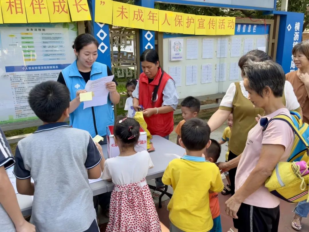 东莞市横沥镇开展未成年人保护宣传活动。“双百”社工向儿童宣传儿童防溺水等安全知识