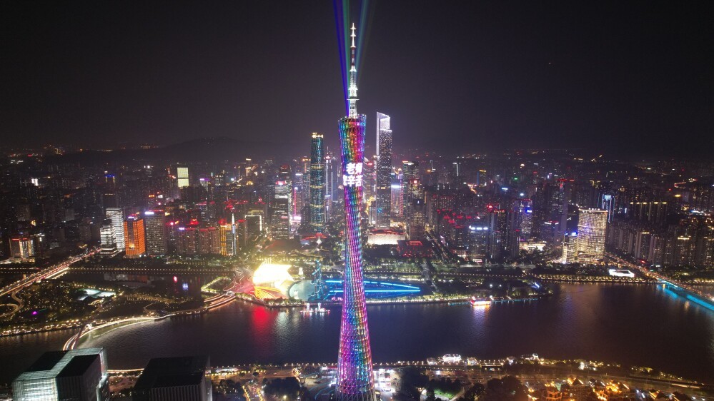 “老师，您好！”广州塔亮灯礼敬全体教师