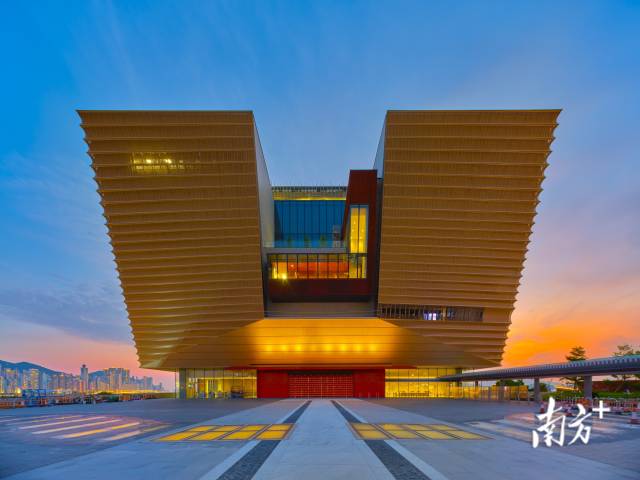 20/25 香港故宫文化博物馆将于7月2日向公众开放，展出从故宫博物院藏品中精选出来的逾900件藏品，其中包括166件国家一级文物，为观众讲述中国悠久历史和灿烂文化。