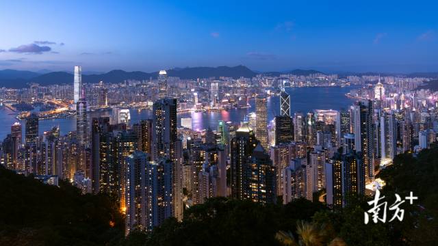 25/25  6月23日，香港夜色烂漫。