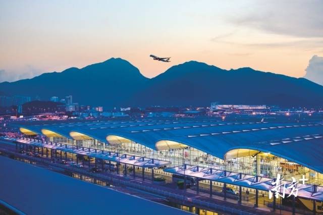19/25 增加一条跑道之后，2024年香港国际机场可以满足年客运量达1.2亿人次、年货运量将达1000万吨，从而进一步提升香港国际航空枢纽地位。图为香港国际机场高点全景。
