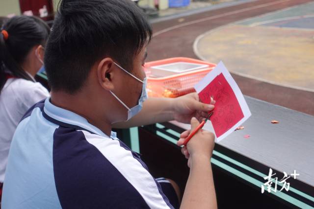 广州市荔湾区康迪学校学生进行剪纸展示。  