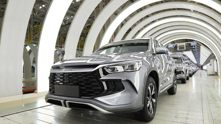 Le géant chinois des véhicules électriques BYD annonce une hausse de 34% de ses bénéfices nets en 2024