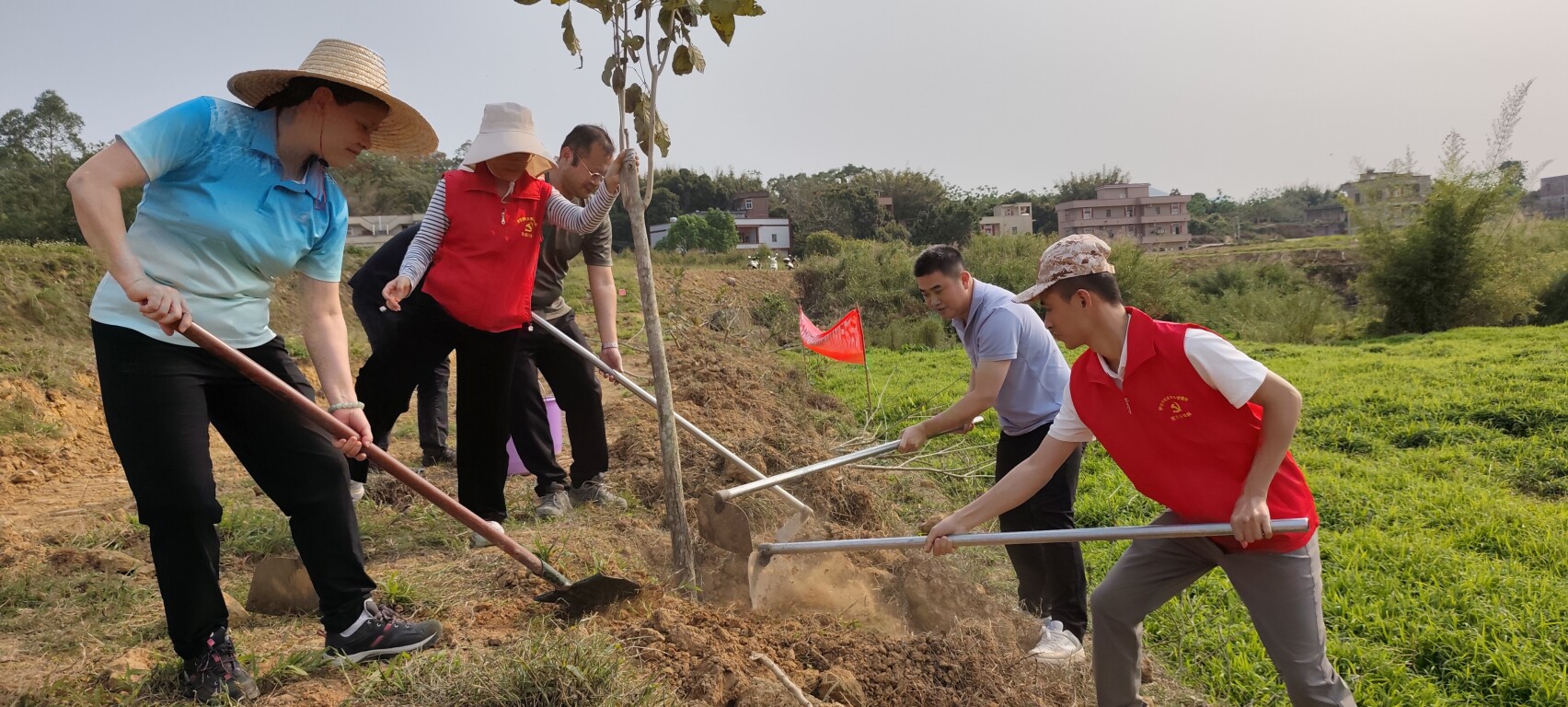 植绿逢春时！罗定市船步镇开展新一轮乡村绿化集中植树活动