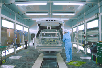 Post-00s girl in Guangdong pursues a colorful life through car painting