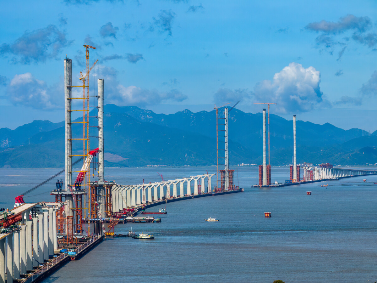Huangmao Sea Channel Bridge: first steel box girder installed 