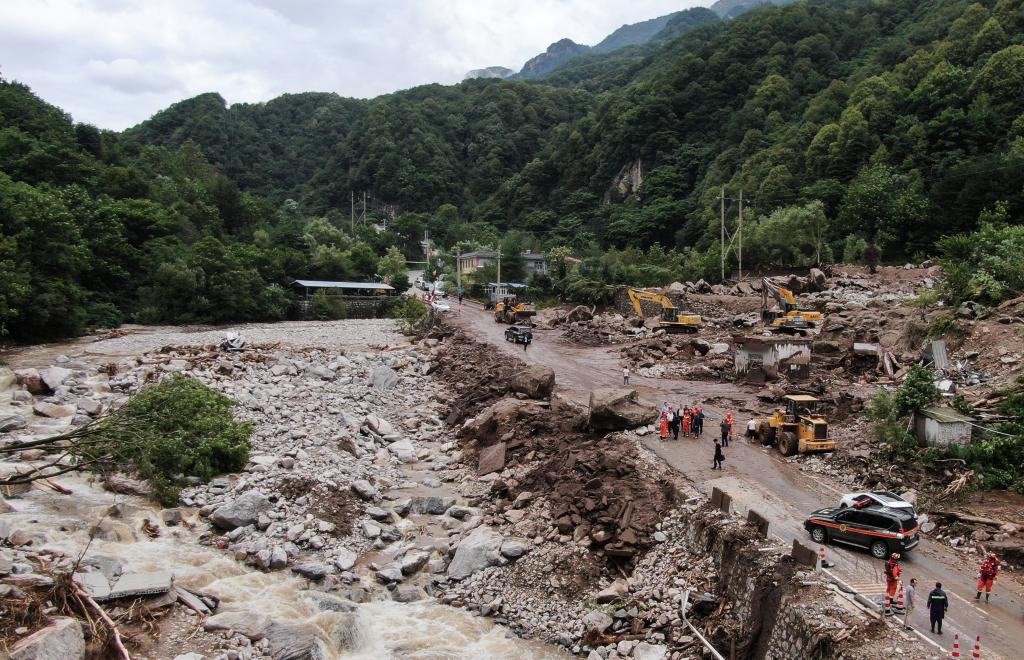 　　这是8月12日拍摄的西安市长安区滦镇街道喂子坪村鸡窝子组山洪泥石流灾害现场（无人机照片）。新华社记者 邹竞一 摄