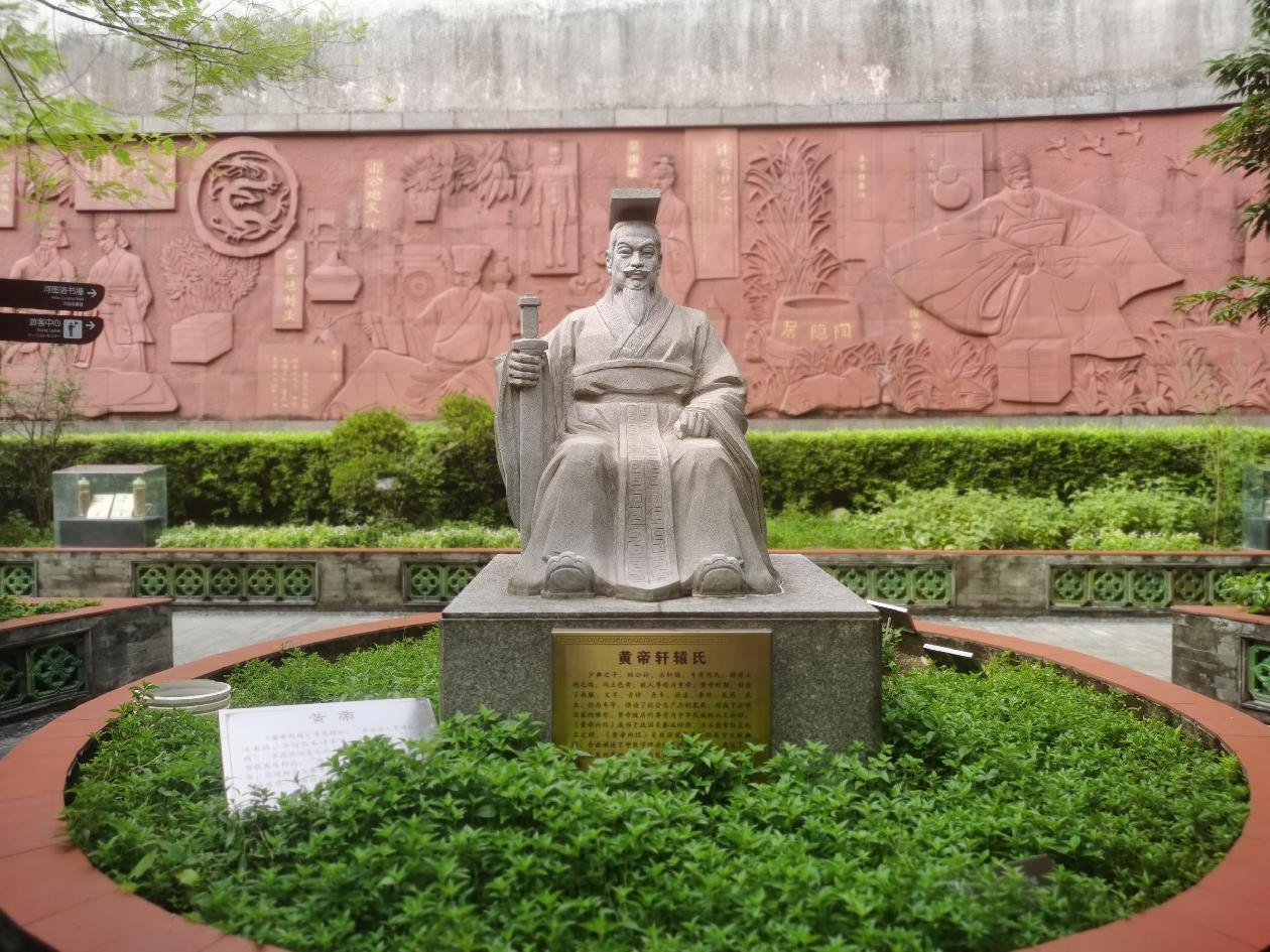 轩辕黄帝雕像。