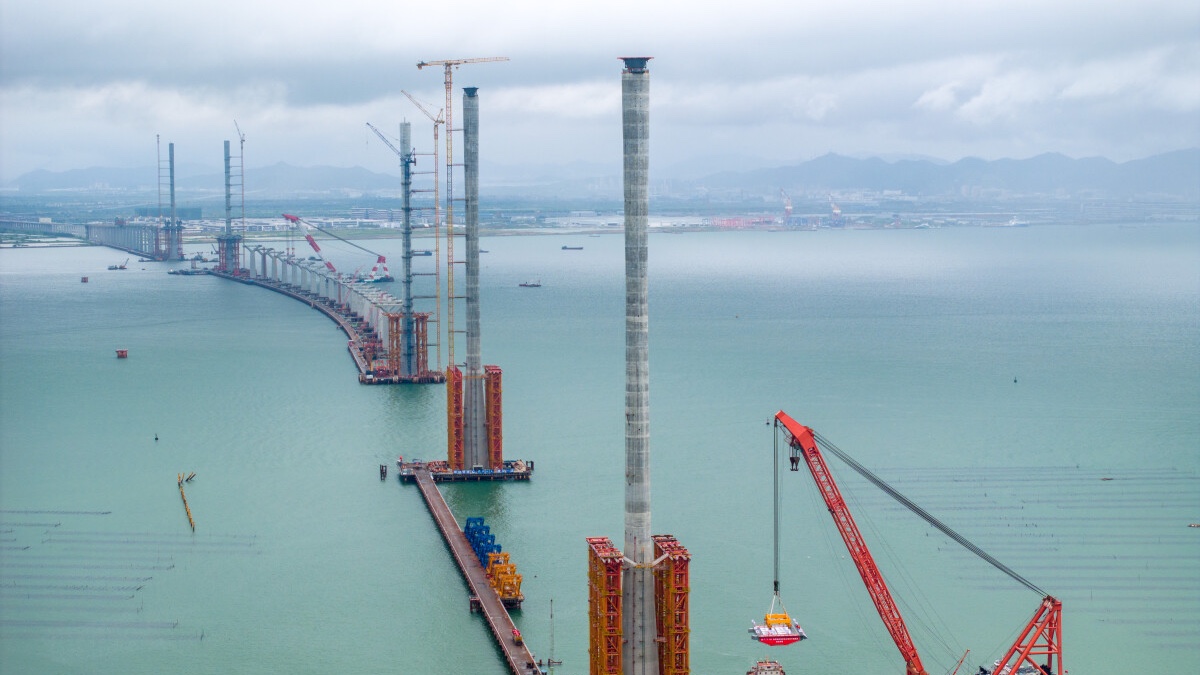 Huangmao Sea Channel Bridge: first steel box girder installed
