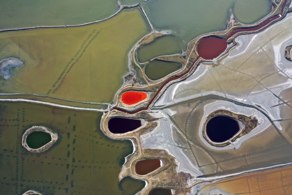 山西运城盐湖一角（2021年6月1日摄，无人机照片）。新华社记者 詹彦 摄