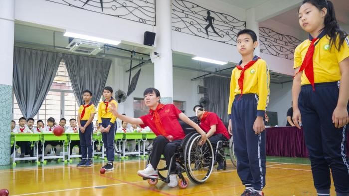 巴黎残奥会冠军林细妹走进校园 鼓励小学生勇往直前
