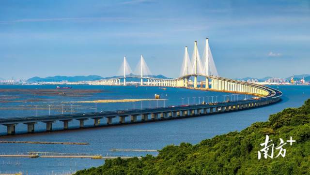 建设中的黄茅海跨海通道，项目通车后将改变粤西沿海地区与粤港澳大湾区核心区域通道单一现状，助力大湾区经济发展向粤西辐射。