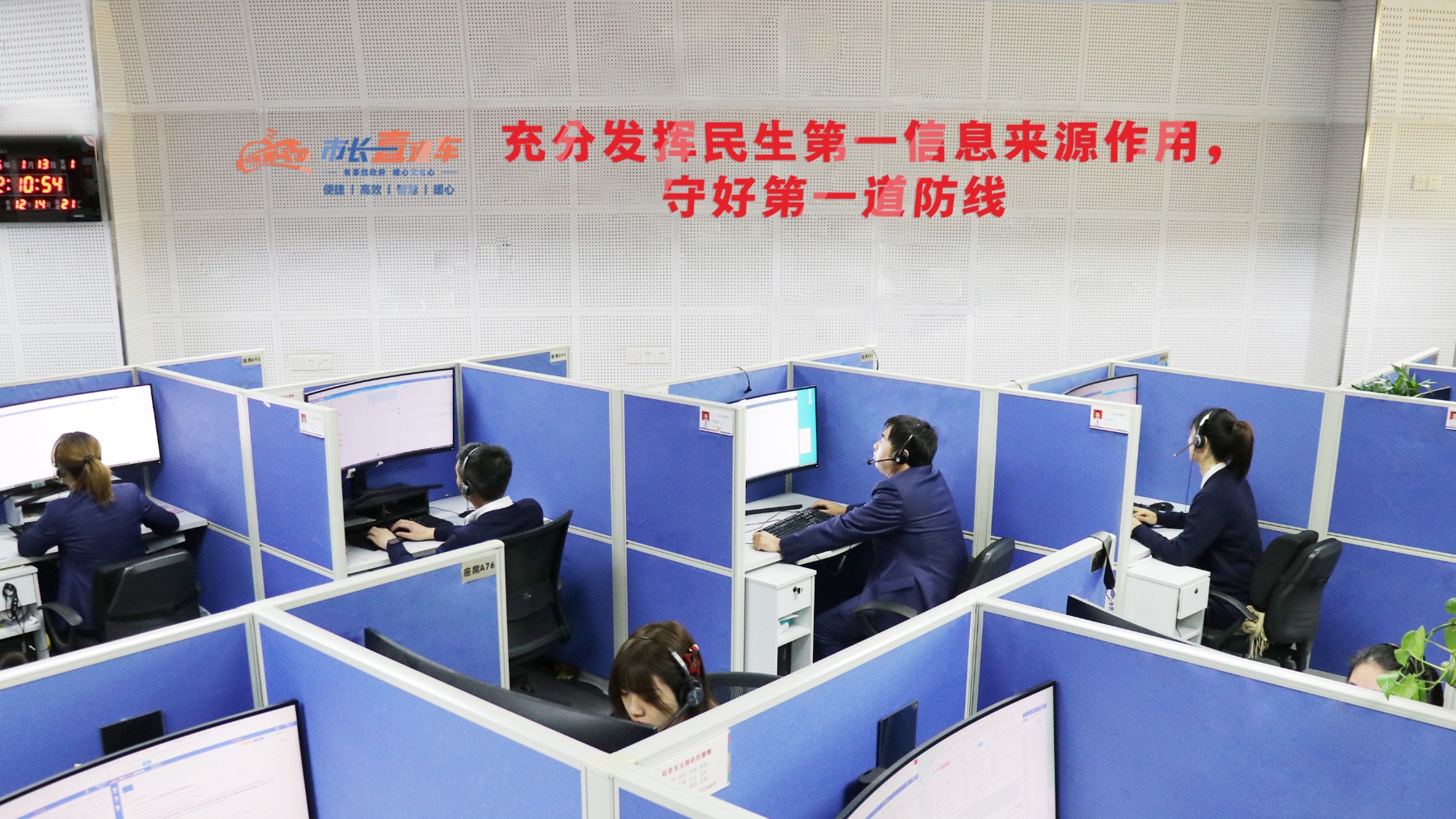 What do foreigners ask when calling the Foshan 12345 hotline?