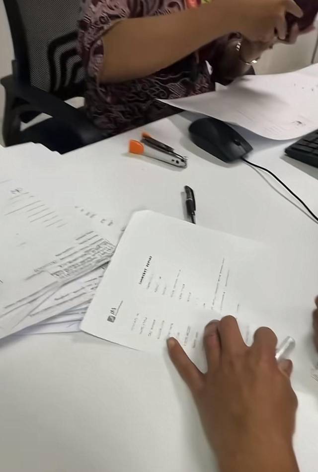 视频显示该网友曾在相关业务柜台登记。