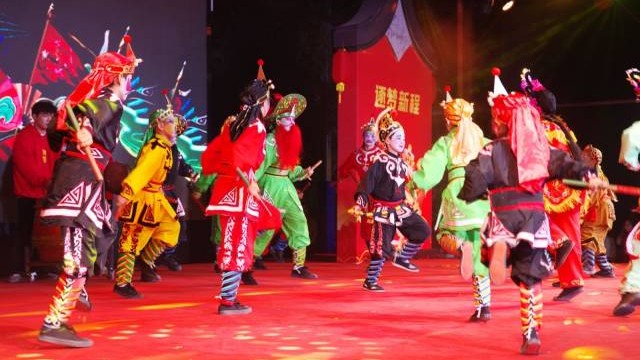 乡土文化与多元力量共振 广东“村晚”演绎基层治理新篇