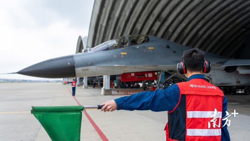 我是航空机务兵，在地面托举战鹰安全飞行