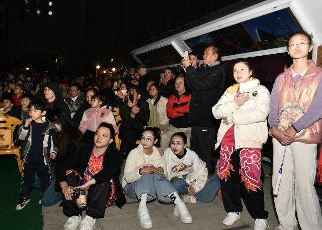 1月17日。在中山沙溪镇村晚表演现场，即使在候场，“民星”们也时刻关注着台上的表演。（刘赞钱 摄）