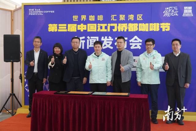 活动邀请奥运冠军谢思埸担任第三届侨都咖啡节的宣传大使。  熊毅 摄