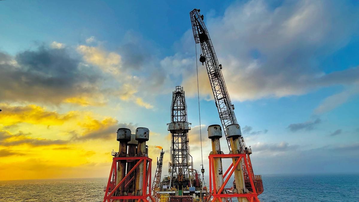 Drilling platform captures, stores carbon