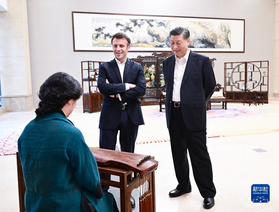 4月7日下午，國家主席習近平在廣東省廣州市松園同法國總統馬克龍舉行非正式會晤。這是兩國元首在白云廳欣賞古琴演奏。新華社記者 岳月偉 攝