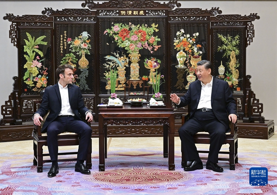 4月7日下午，國家主席習近平在廣東省廣州市松園同法國總統馬克龍舉行非正式會晤。這是兩國元首在白云廳品茗交談。新華社記者 岳月偉 攝