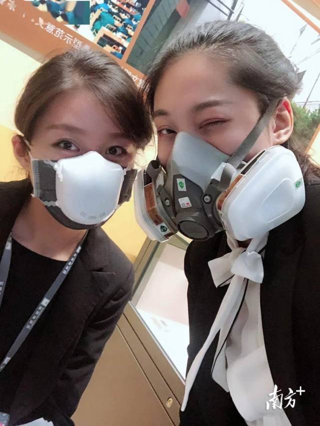施工期间，戴着防毒面具和同事在展厅练习讲解。 受访者供图
