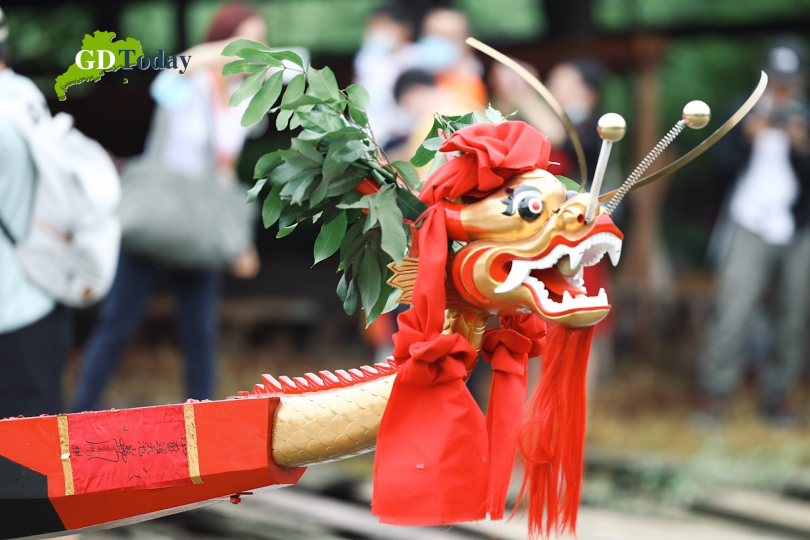 Clone of Guangzhou's oldest dragon boat launches