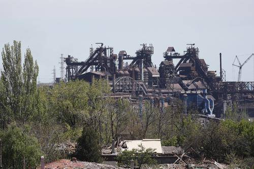 这是5月8日拍摄的马里乌波尔市亚速钢铁厂。新华社发