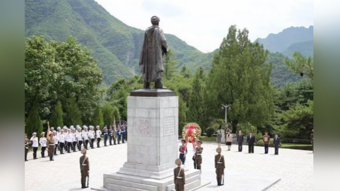 金正恩拜谒中国人民志愿军烈士陵园