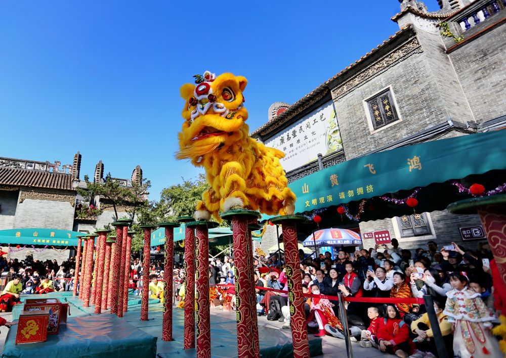 1月29日，佛山黄飞鸿狮队在广东省佛山市祖庙景区进行梅花桩表演。