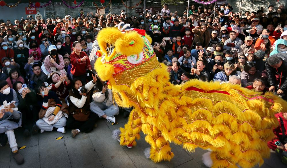 这是1月29日在广东省佛山市祖庙黄飞鸿纪念馆前拍摄的醒狮巡游表演。