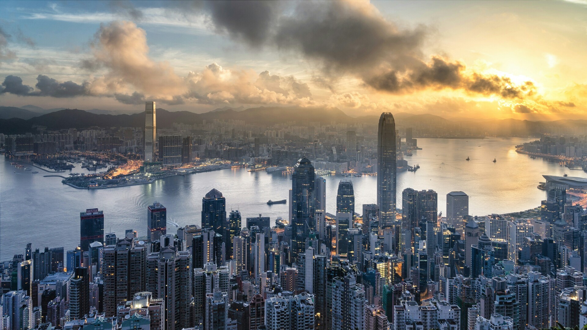 Statistics show Hong Kong's economy progresses steadily