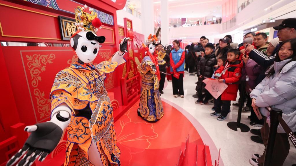 Robots add futuristic twist to China's Spring Festival