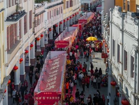 深中通道开通后首个春节，中山满城烟火气。图为在孙文西路步行街举行的新春嘉年华 羊城晚报记者 张德钢 通讯员 钟轩 摄