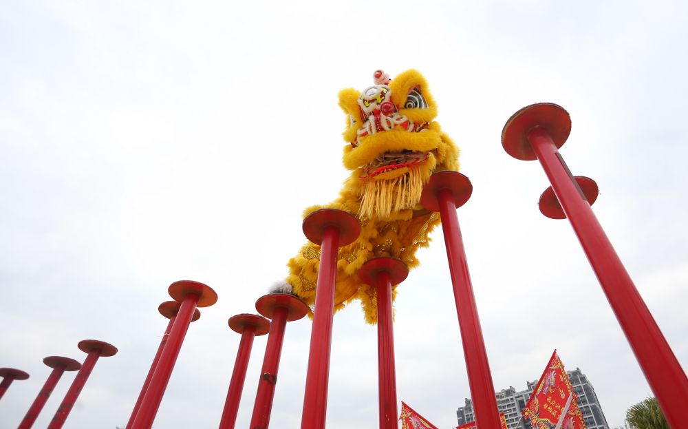 　　1月22日，鹤山禧诚龙狮队在广东省佛山市禅城区南庄镇进行梅花桩舞狮表演。